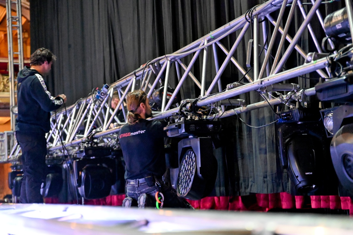 Tým STAGE master při stavbě scény